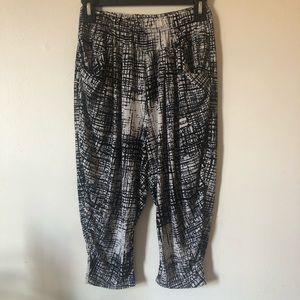 ❤️Black and White Slouchy 3/4 Pants Pockets